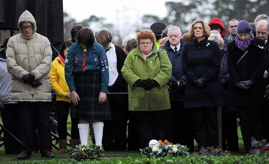 当地时间2013年12月21日，英国苏格兰洛克比，洛克比空难25周年之际民众前往墓地哀悼遇难者。图/视觉中国