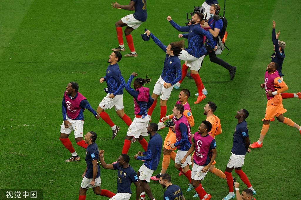 法国队替补球员冲入球场庆祝。