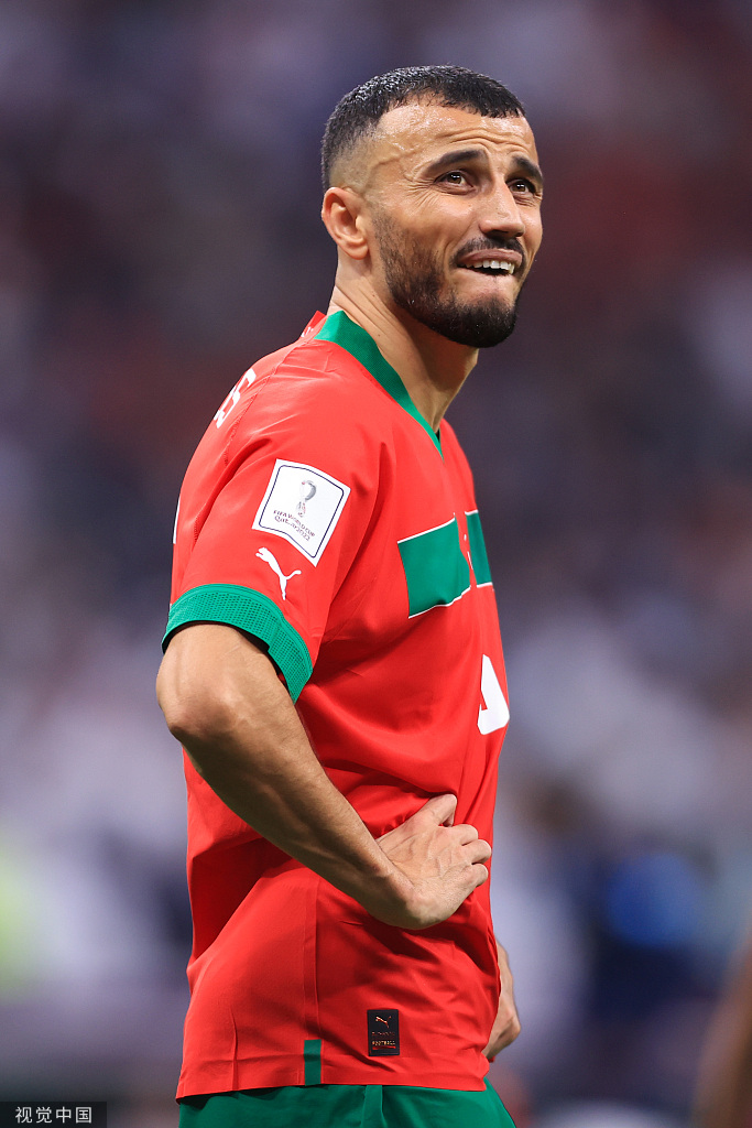 摩洛哥队长赛斯因伤下场，他的眼睛写满了不甘。