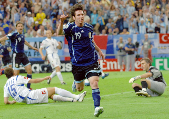 2006德国世界杯，还不满19岁的梅西庆祝进球。