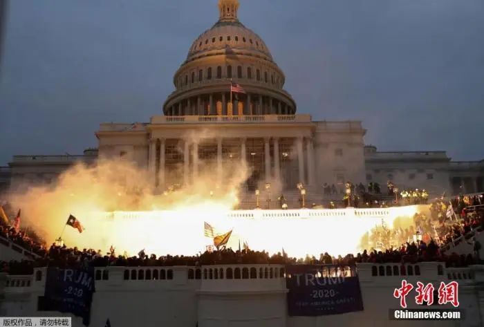 资料图：2021年1月6日，美国国会大厦火光四起。