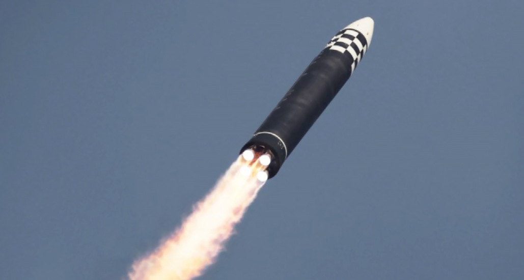 朝鲜试射“火星”-17洲际导弹。