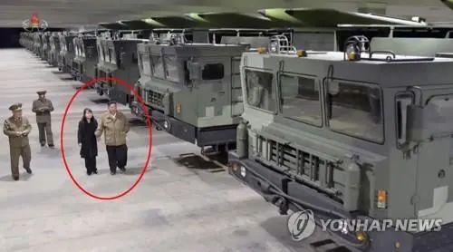 朝鲜中央电视台1月1日播出金正恩参观“KN-23”导弹发射车的场面。韩联社/朝鲜央视