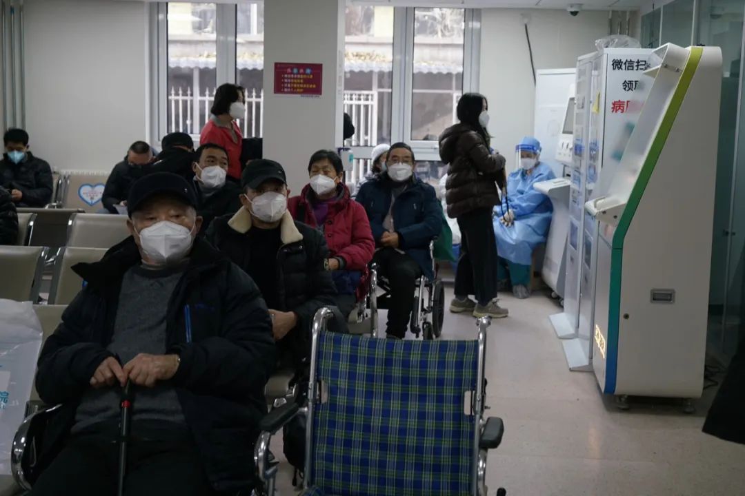 2022年12月21日，北京朝阳，在北京朝阳医院发热门诊候诊区的老人。中青报·中青网记者李强/摄