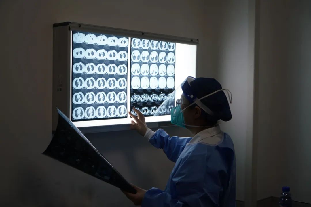 2022年12月27日，北京丰台，一名北京佑安医院急诊科医生正在查看患者CT。中青报·中青网记者李强/摄