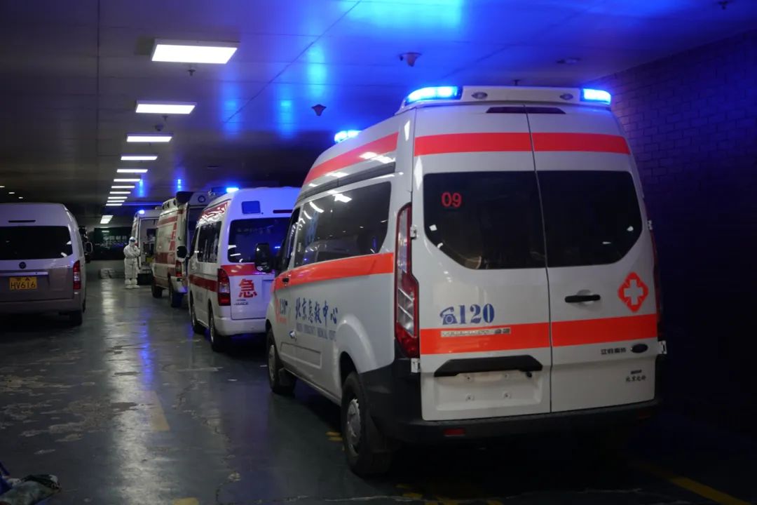 2022年12月21日，北京朝阳，120救护车在首都医科大学附属北京朝阳医院急诊外排队。中青报·中青网记者李强/摄