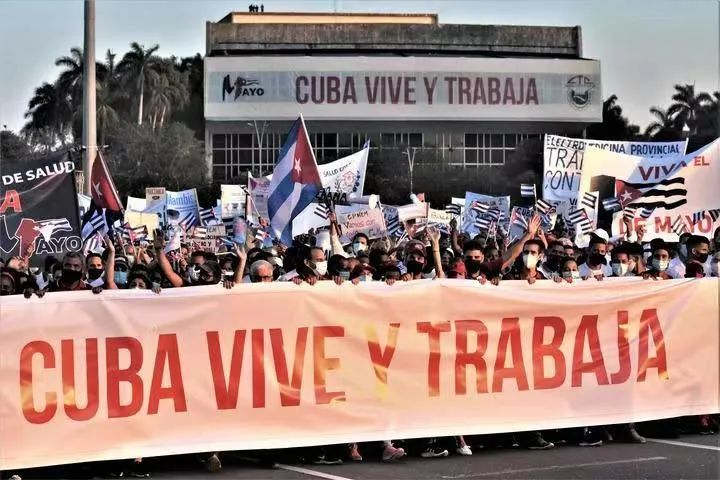 ▲当地时间2022年5月1日，古巴民众在哈瓦那参加“五一”国际劳动节集会游行，反对美国封锁，并向古巴医疗工作者和科研人员致敬。图/新华社