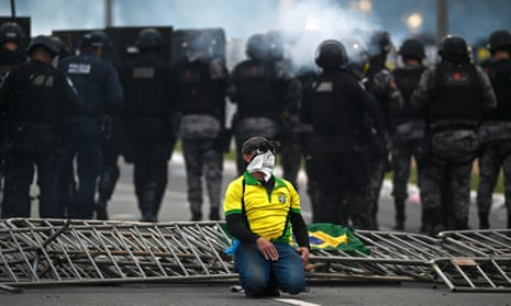 巴西国会遭到袭击后，当地警方和博索纳罗抗议者对峙 图源：《卫报》