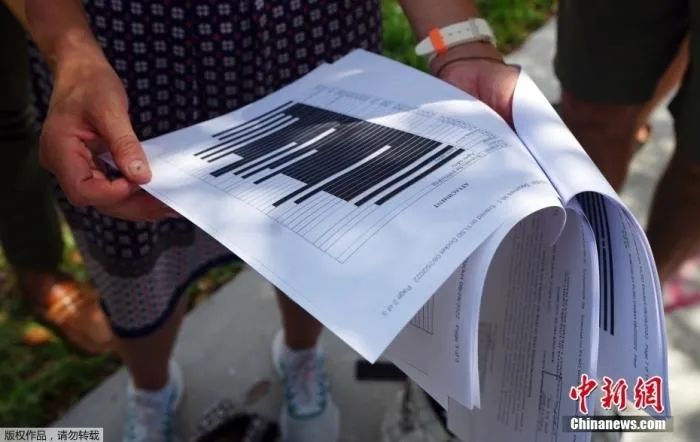  当地时间2022年8月26日，美国司法部公布FBI申请搜查海湖庄园时的书面证词，文件多页涂黑。
