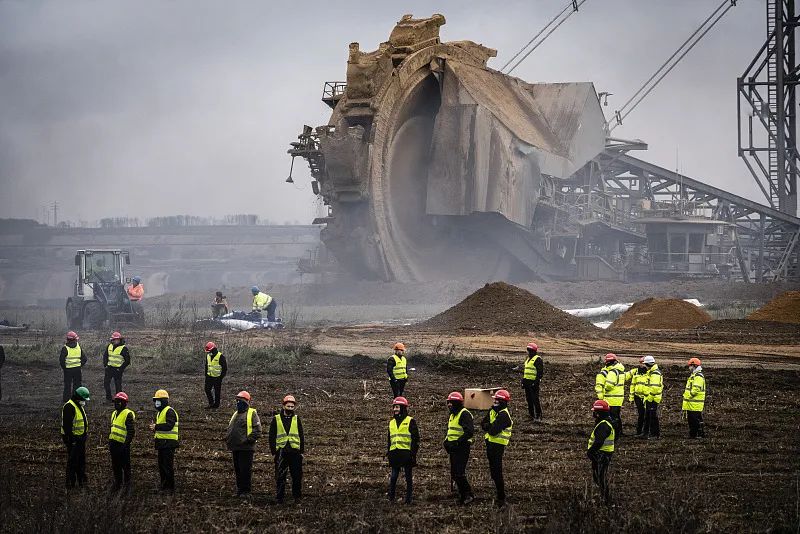 ▲当地时间2023年1月2日，德国吕策拉特附近，一台斗轮挖掘机正在作业。图/视觉中国