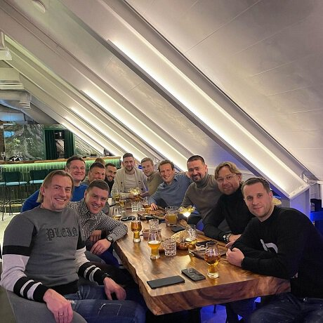爱沙尼亚球员与瓦列里·卡尔平（右二）共同用餐时的画面，图自俄媒