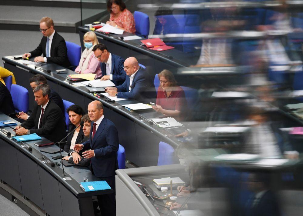 ▲德国总理朔尔茨（前右一）在位于柏林的德国联邦议会接受例行问询。图/新华社