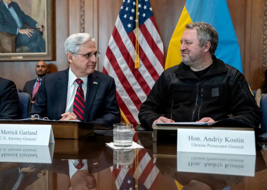 当地时间2月3日，美国司法部长加兰（左）与乌克兰总检察长科斯廷在华盛顿会面 图源：CNN
