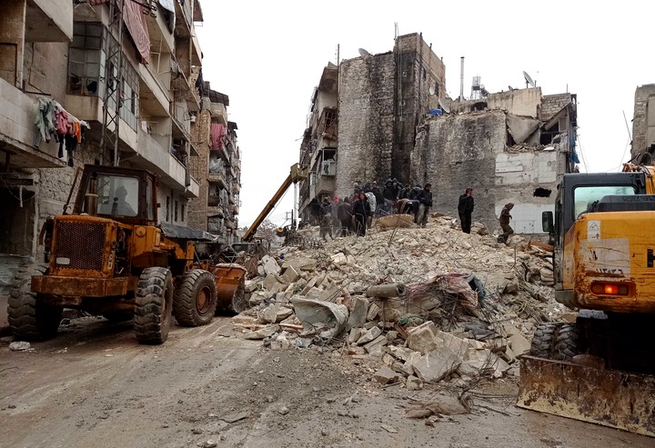2月6日，人们在叙利亚阿勒颇省一处倒塌的建筑现场进行救援。图源：新华社发