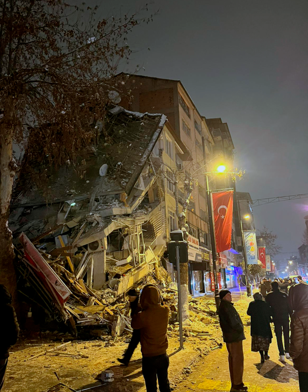这是2月6日在土耳其马拉蒂亚拍摄的一处倒塌的建筑。图源：新华社发，穆斯塔法·卡亚 摄