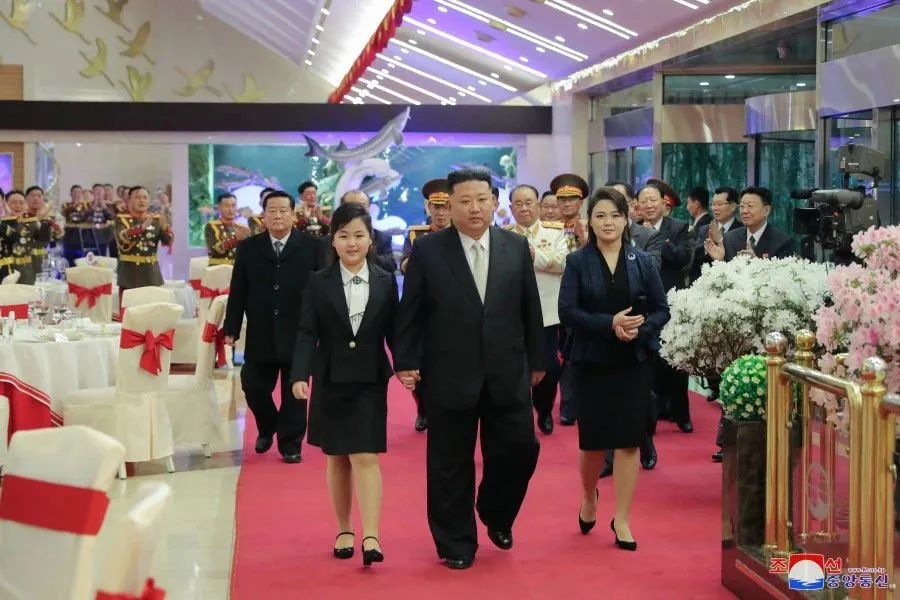 朝鲜举行阅兵式庆祝朝鲜人民军建军75周年