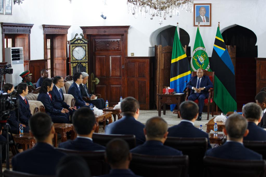 2月8日，坦桑尼亚桑给巴尔总统姆维尼会见第32期中国援桑给巴尔医疗队