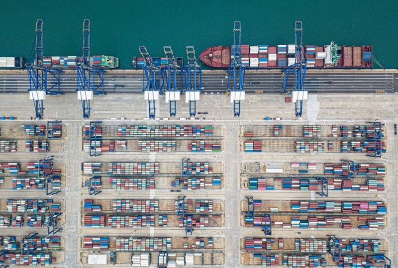 海南洋浦国际集装箱码头一景（2022年11月5日摄，无人机照片）。（新华社记者蒲晓旭摄）