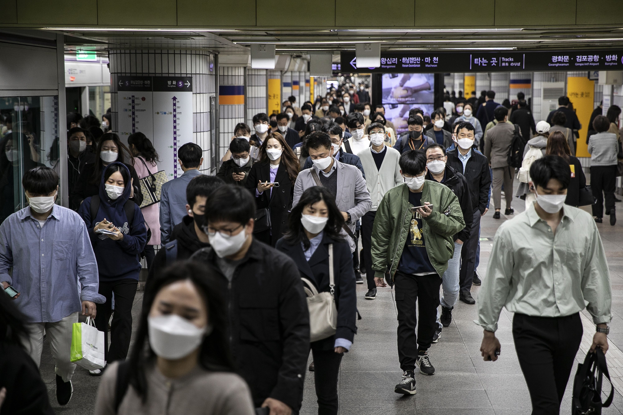 当地时间2022年4月18日，韩国首尔，地铁内的人群。图/视觉中国