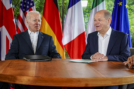     2022年6月28日，德国巴伐利亚，德国总理朔尔茨（右）与美国总统拜登举行会晤。视觉中国供图
