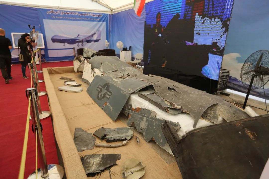 当地时间2019年9月21日，伊朗德黑兰，伊朗首次对外展出历年来击落和捕获的美国无人机，其中最引人瞩目的为2019年6月20日击落的美国RQ-4“全球鹰”无人机。图/视觉中国