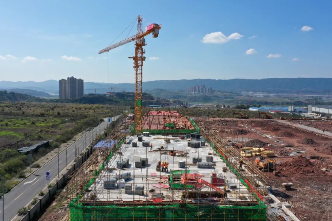 ▲3月13日，重庆东港汽车电子产业园项目建设施工现场（无人机照片）。图/新华社