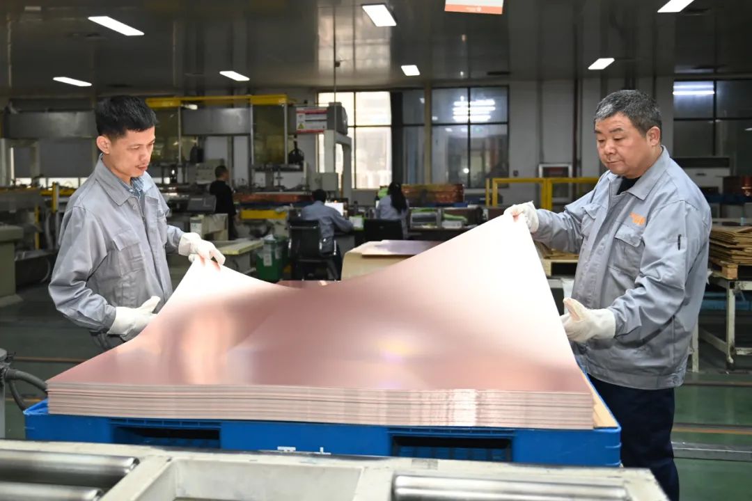 ▲工人在位于杭州市的浙江华正新材料股份有限公司覆铜板生产车间作业（3月23日摄）。图/新华社
