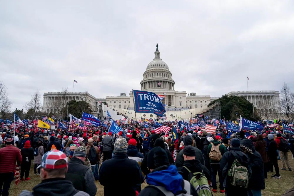2021年1月6日，在美国首都华盛顿的国会大厦前，时任美国总统特朗普的支持者举行示威游行。新华社记者 刘杰 摄