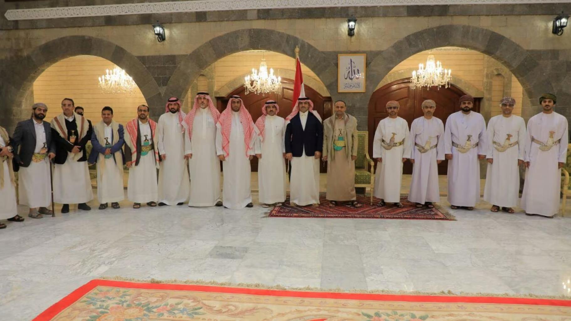 胡塞武装“最高政治委员会”主席迈赫迪·穆沙特（Mahdi al-Mashat）会见沙特和阿曼代表团（图自路透社）