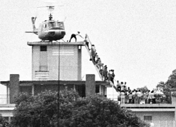 1975年，美国撤离越南西贡，人群挤在大使馆的楼顶等着坐直升机仓皇逃离（资料图）