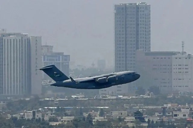 2022年8月30日，美军撤离喀布尔，图为美军C-17从喀布尔机场起飞（图源：人民视觉）