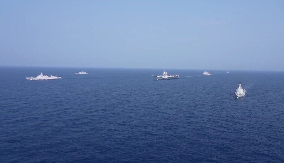 4月10日，山东舰和055型驱逐舰在台东海域演习。