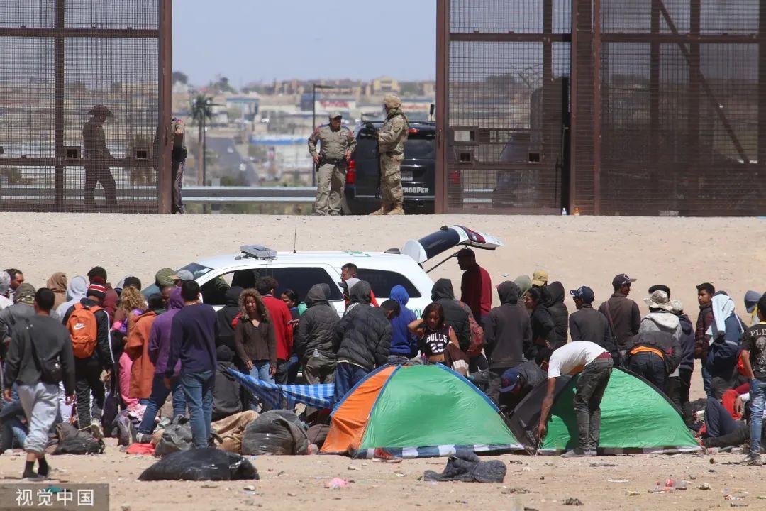 大量移民在美国边境墙附近等待 图源：视觉中国
