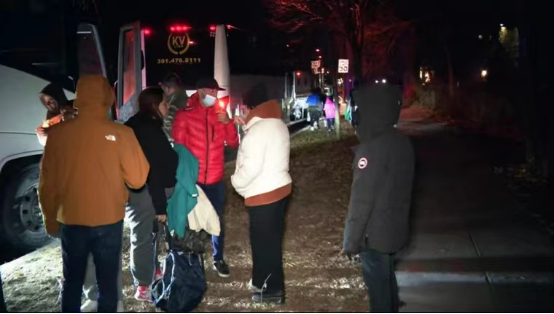 大批移民平安夜被丢在哈里斯家门口 图源：NBC