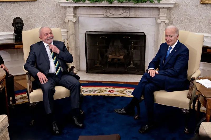  2月，美国总统拜登在白宫椭圆形办公室会见巴西总统卢拉。
