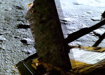 ISRO发布的“普拉吉安”月球车驶离着陆器画面