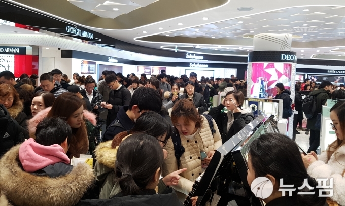  韩国免税店化妆品卖场，挤满外国游客