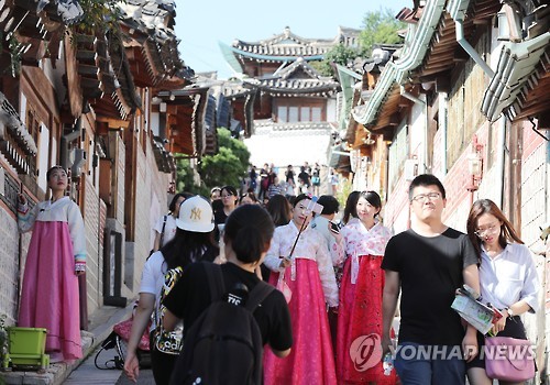  中国游客穿韩服在首尔自拍（韩联社）