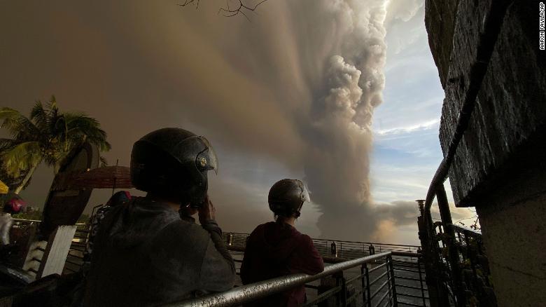  火山喷发现场（图片来源：CNN）