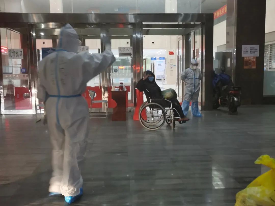2月26日，广东医疗队队员送新冠肺炎痊愈患者出院。受访者供图