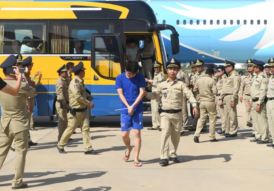 2019年8月28日，柬埔寨金边国际机场，柬埔寨警方移交犯罪嫌疑人给中国警方。（视觉中国/图）