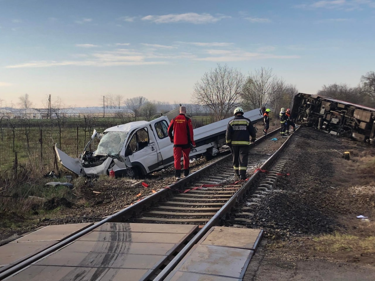 俄媒：匈牙利发生火车与汽车相撞事件，多人伤亡