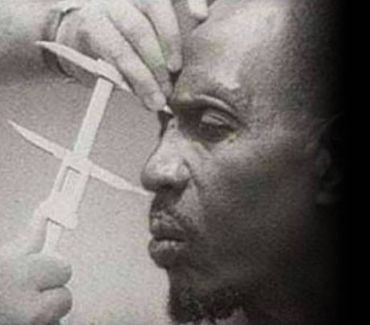 ·殖民者拿着游标卡尺量卢旺达人的鼻子。