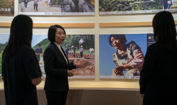 谢成芬在西畴县“西畴精神”展览馆里讲述治理石漠的故事（3月26日摄）。江文耀 摄