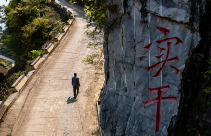在云南西畴县，李华明走在他修的路上（3月26日摄，无人机照片）。江文耀 摄