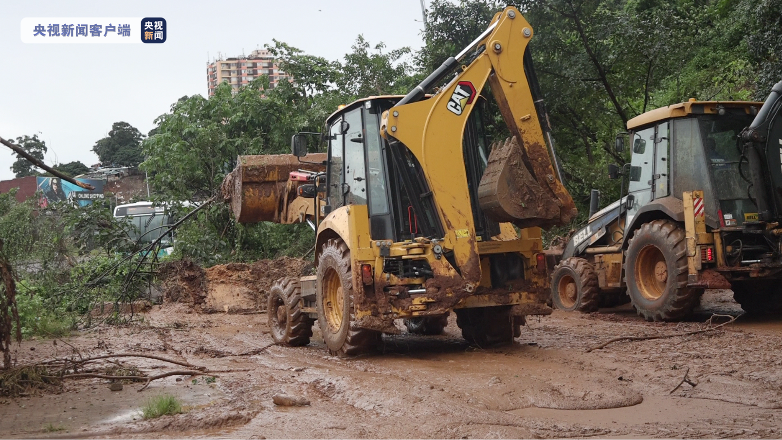 洪灾过后大雨再临南非德班 民众在艰难中复工复产