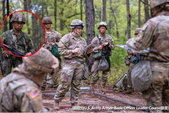 美国陆军第16骑兵团近期“协训盟邦部队”，在脸书贴出的这张照片中，后排左一受训人员身穿台陆军迷彩服。图自台湾《自由时报》