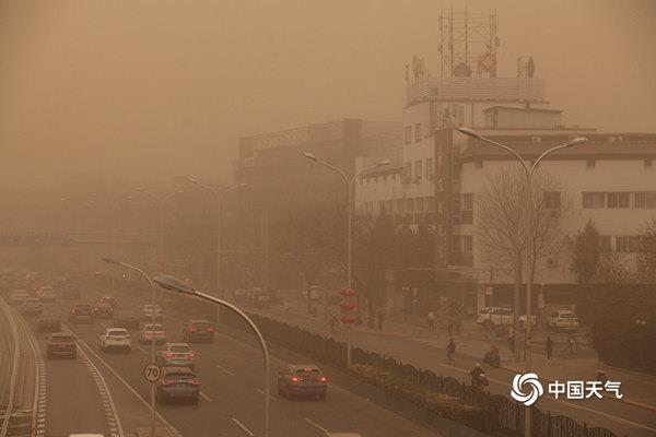 △ 2021年3月15日，近10年来最强沙尘过程侵袭北京，天空昏黄一片。（图/中国天气网 王晓）