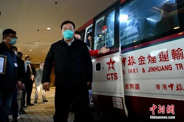 资料图：2月28日，“中央援港防控专家组”五位专家抵达香港。图为专家组组长梁万年。中新社记者 李志华 摄