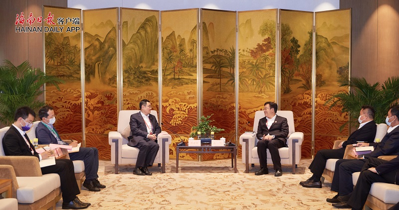 4月20日，省长冯飞在博鳌会见招商局集团有限公司总经理胡建华。